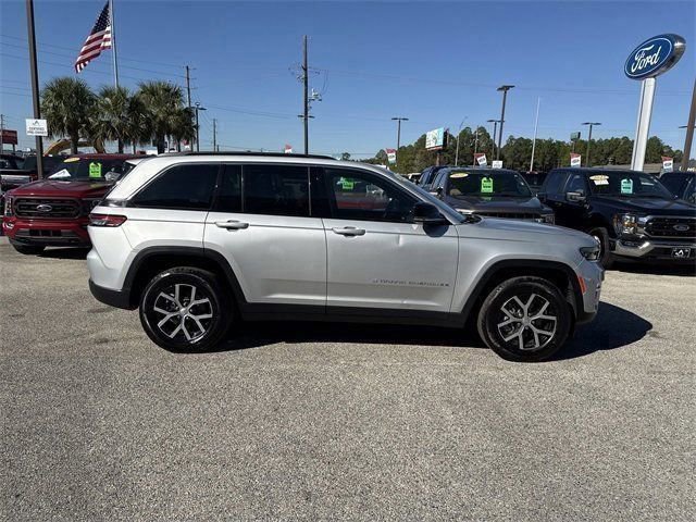 Used 2024 Jeep Grand Cherokee Limited image 2