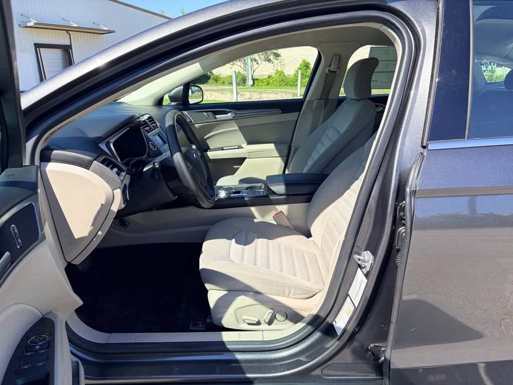 Certified 2017 Ford Fusion SE FWD image 19