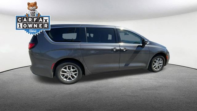Used 2023 Chrysler Pacifica Touring-L FWD image 10