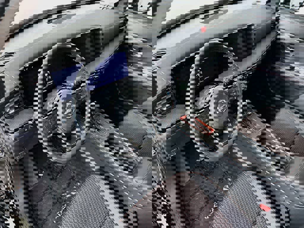 Used 2025 Nissan Kicks SR FWD image 2