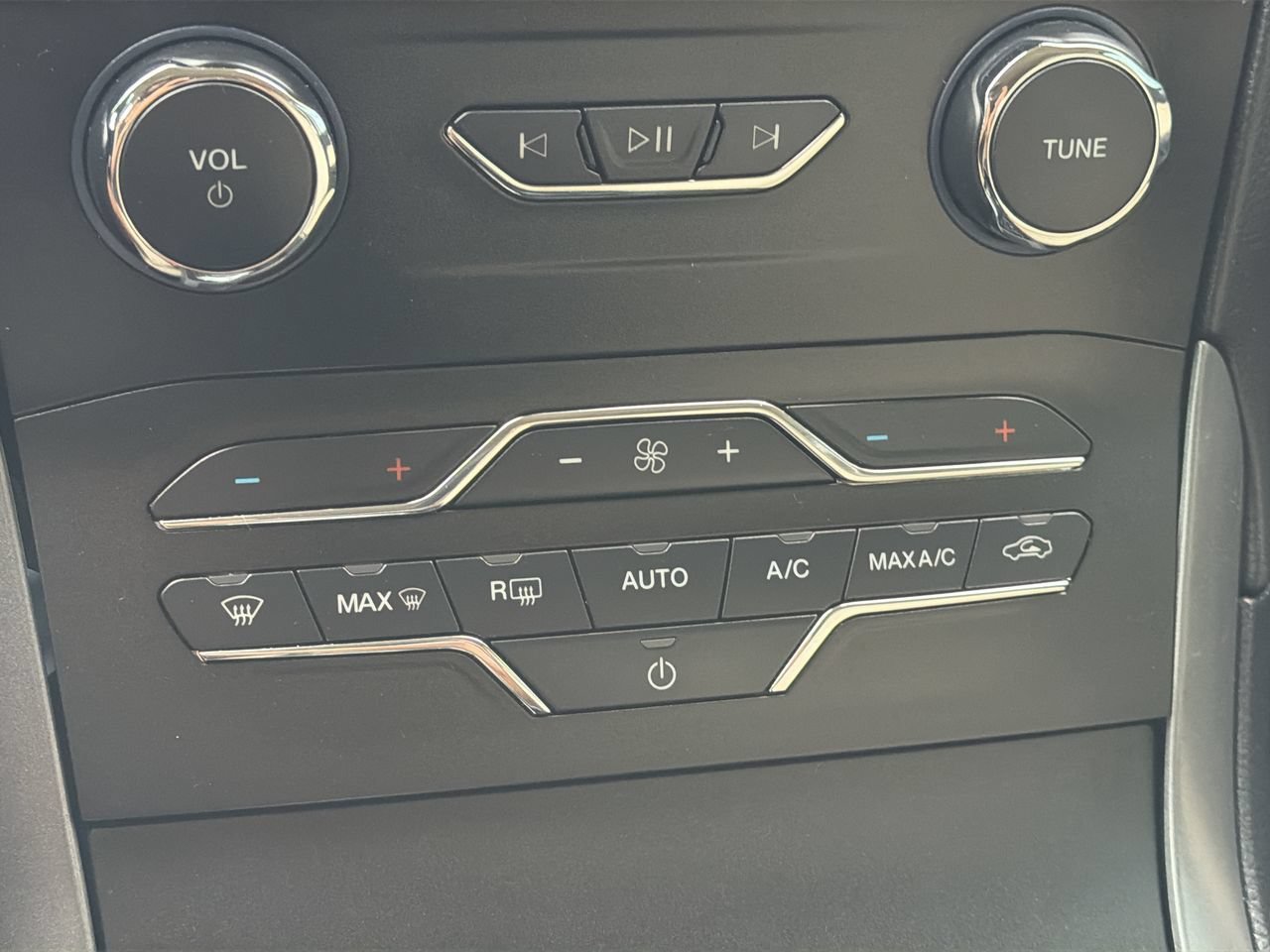 Certified 2020 Ford Edge SE FWD image 22