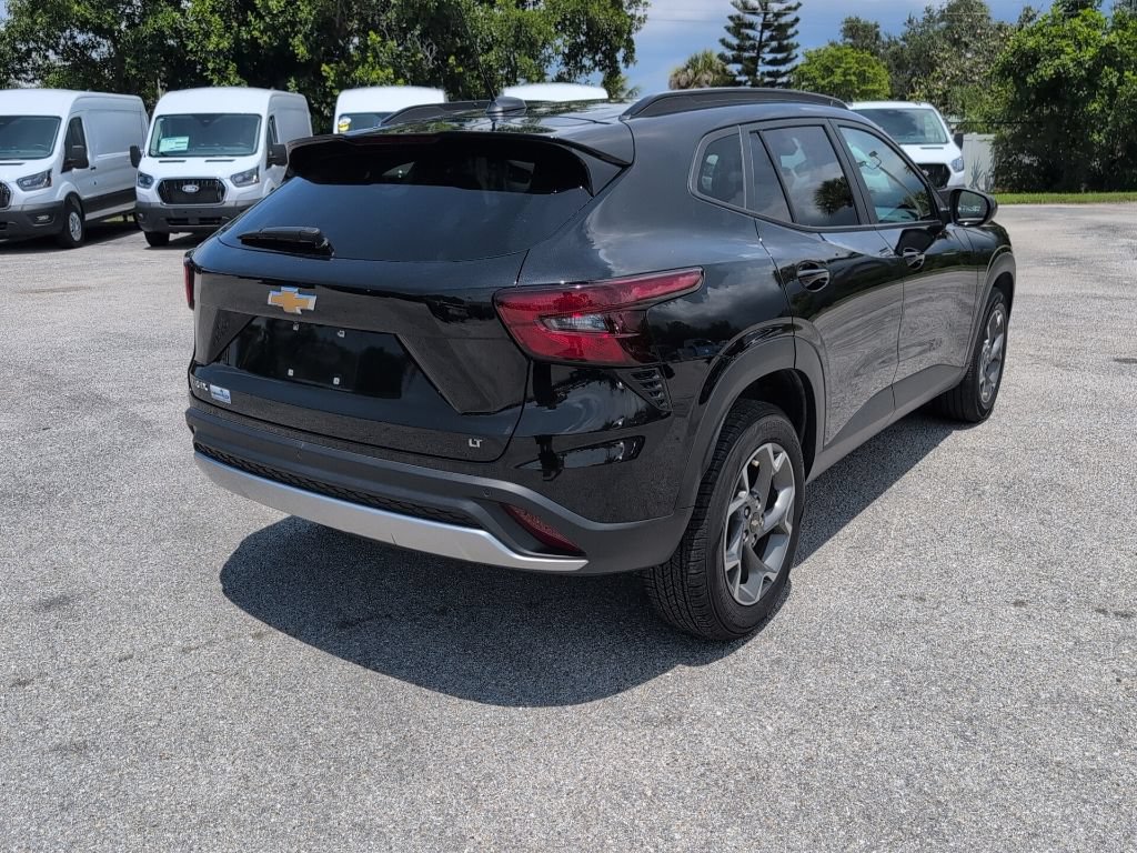 Used 2024 Chevrolet Trax LT w/ Sunroof Package FWD image 3