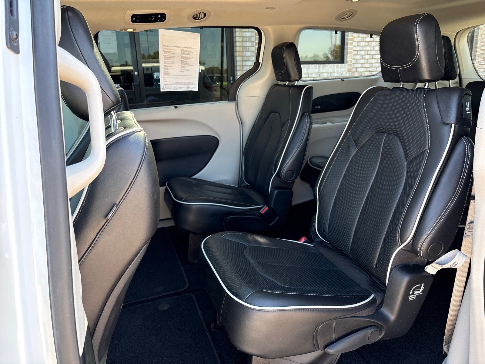Used 2023 Chrysler Pacifica Limited AWD/4WD image 4