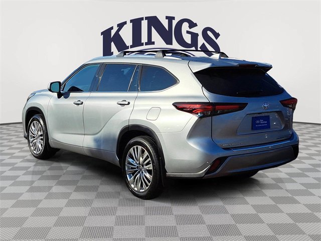 Used 2024 Toyota Highlander Platinum image 3