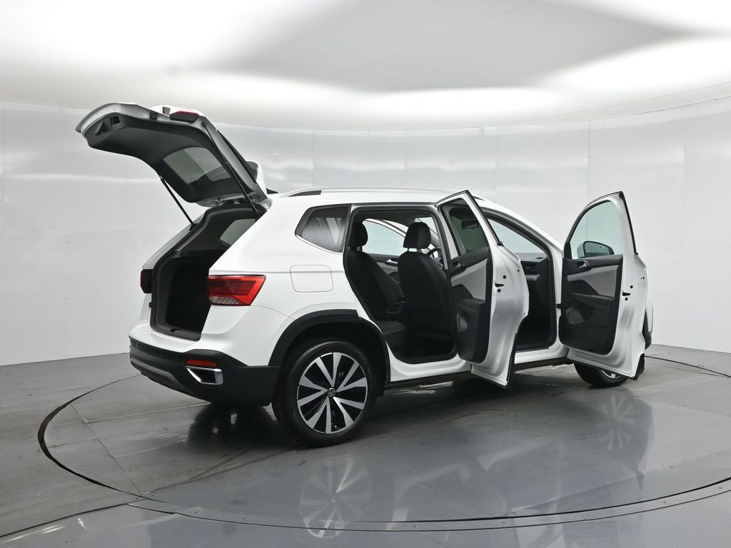 Used 2022 Volkswagen Taos SE FWD image 4