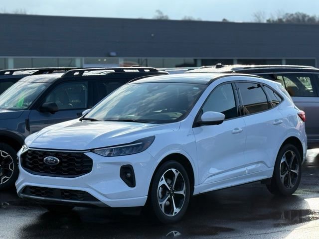 Certified 2023 Ford Escape ST-Line Select w/ Tech Pack #2 image 3