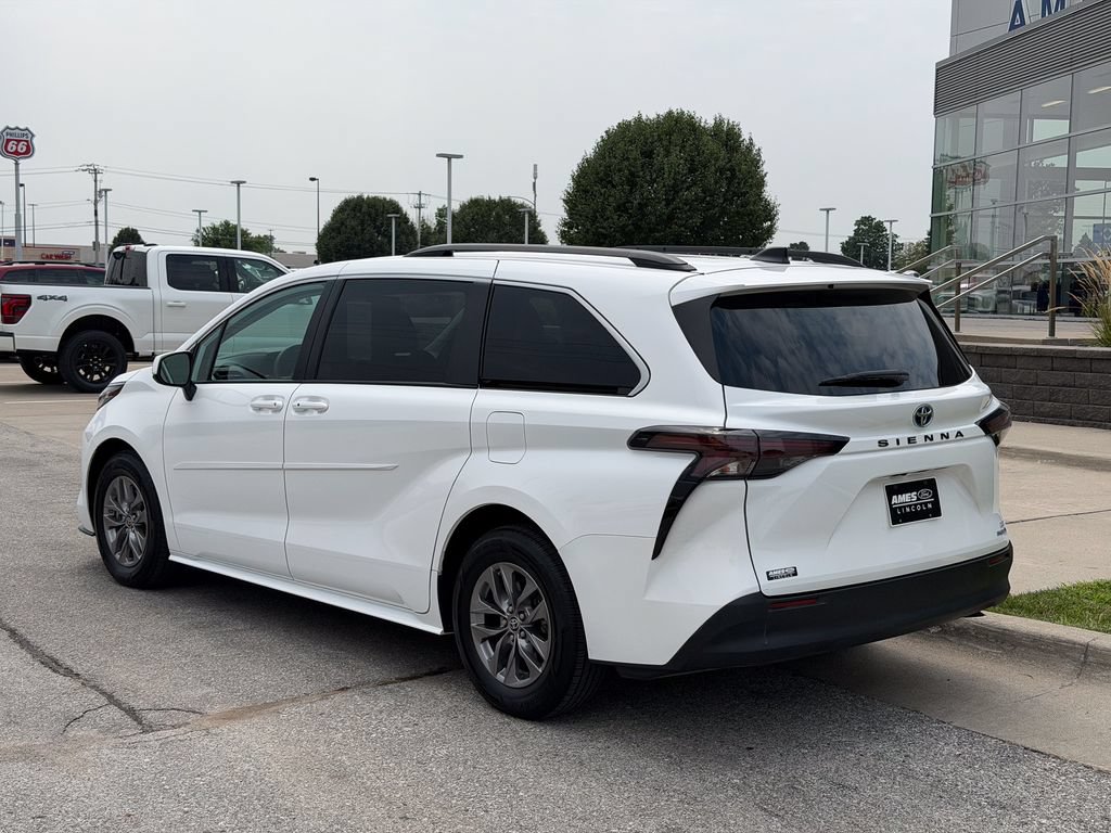 Used 2023 Toyota Sienna LE w/ LE Plus Package FWD image 4
