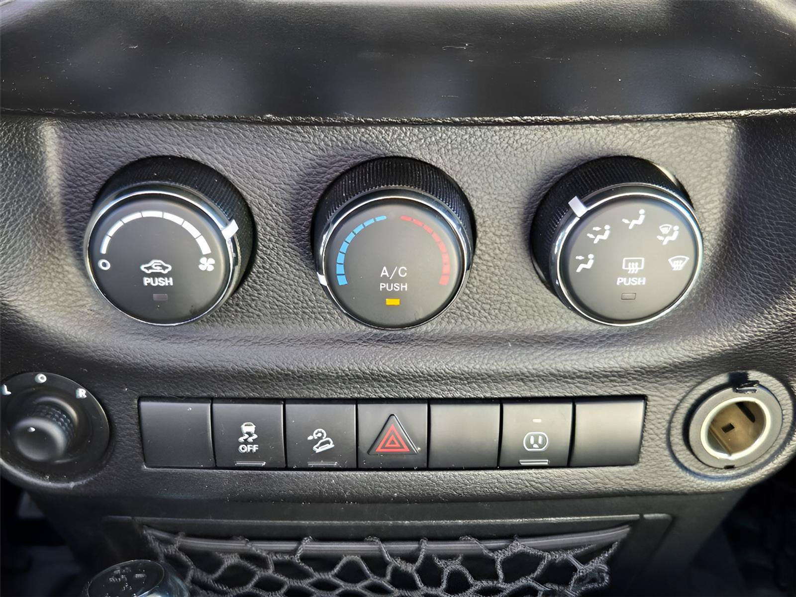 Used 2017 Jeep Wrangler Unlimited Rubicon w/ Connectivity Group AWD/4WD image 16