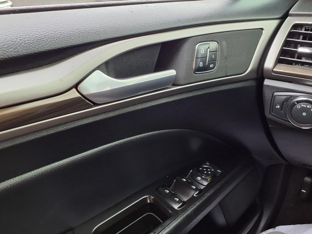 Certified 2018 Ford Fusion SE w/ Fusion SE Technology Package FWD image 22