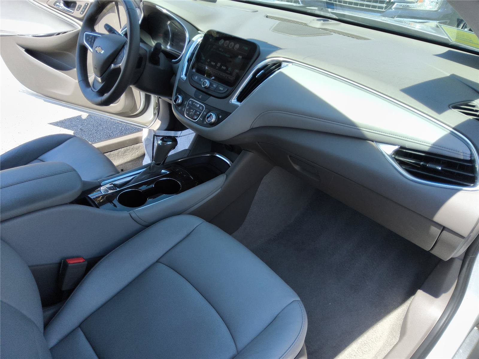 Used 2017 Chevrolet Malibu Premier w/ Driver Confidence Package FWD image 25