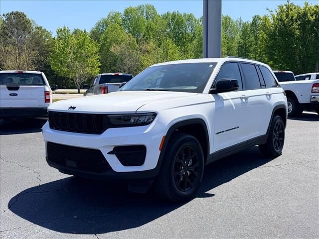 Used 2024 Jeep Grand Cherokee Altitude RWD image 8