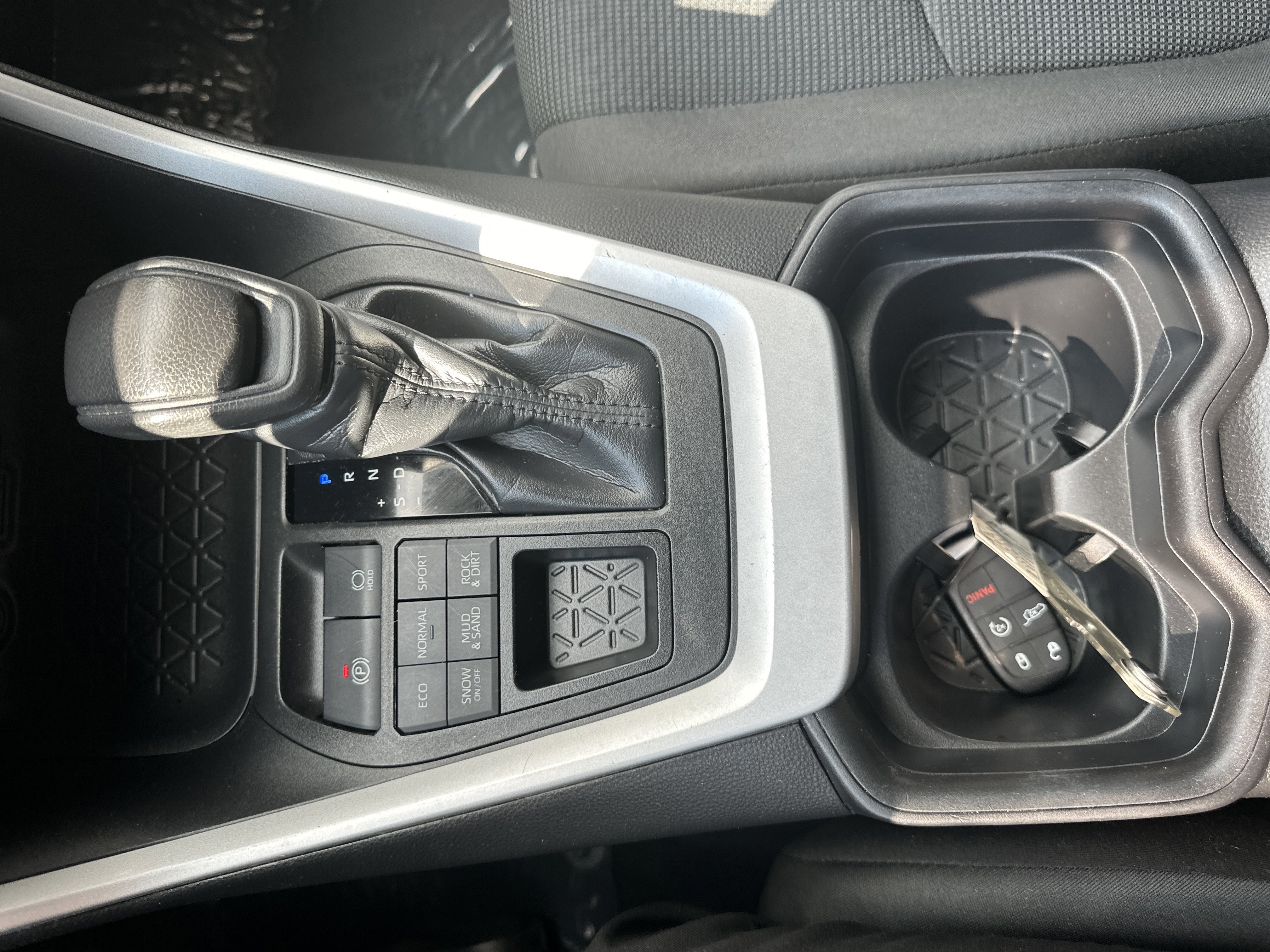 Used 2021 Toyota RAV4 LE image 17