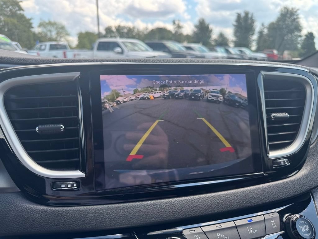 Used 2025 Chrysler Pacifica Select FWD image 11