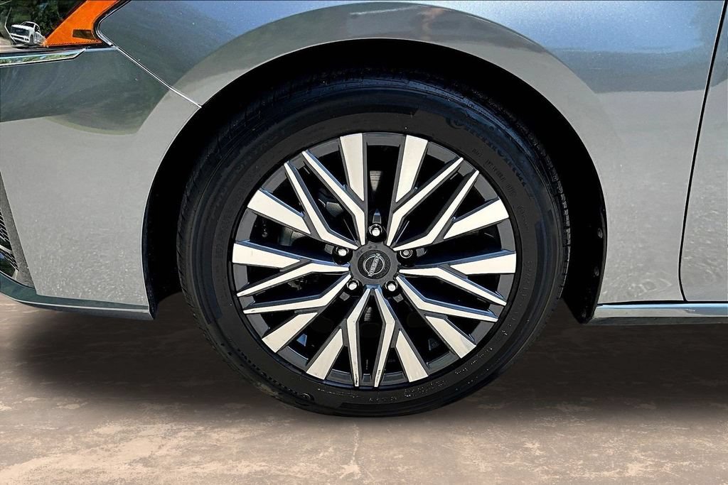 Used 2025 Nissan Altima 2.5 SV FWD image 35
