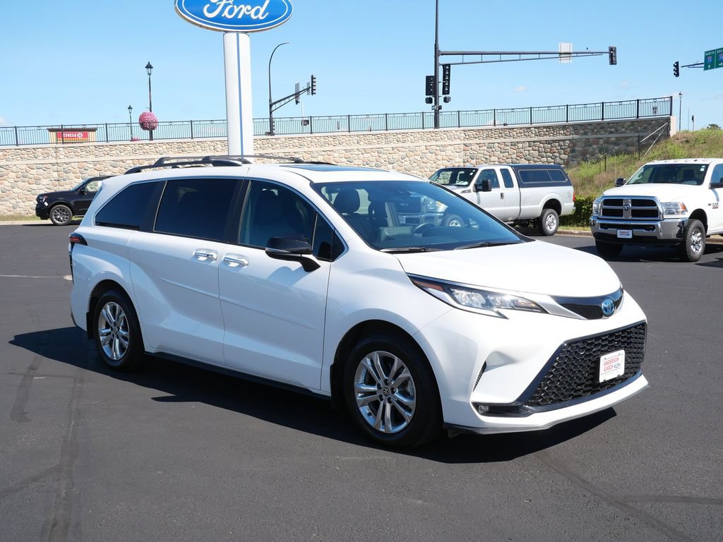 Used 2023 Toyota Sienna XSE AWD/4WD image 4