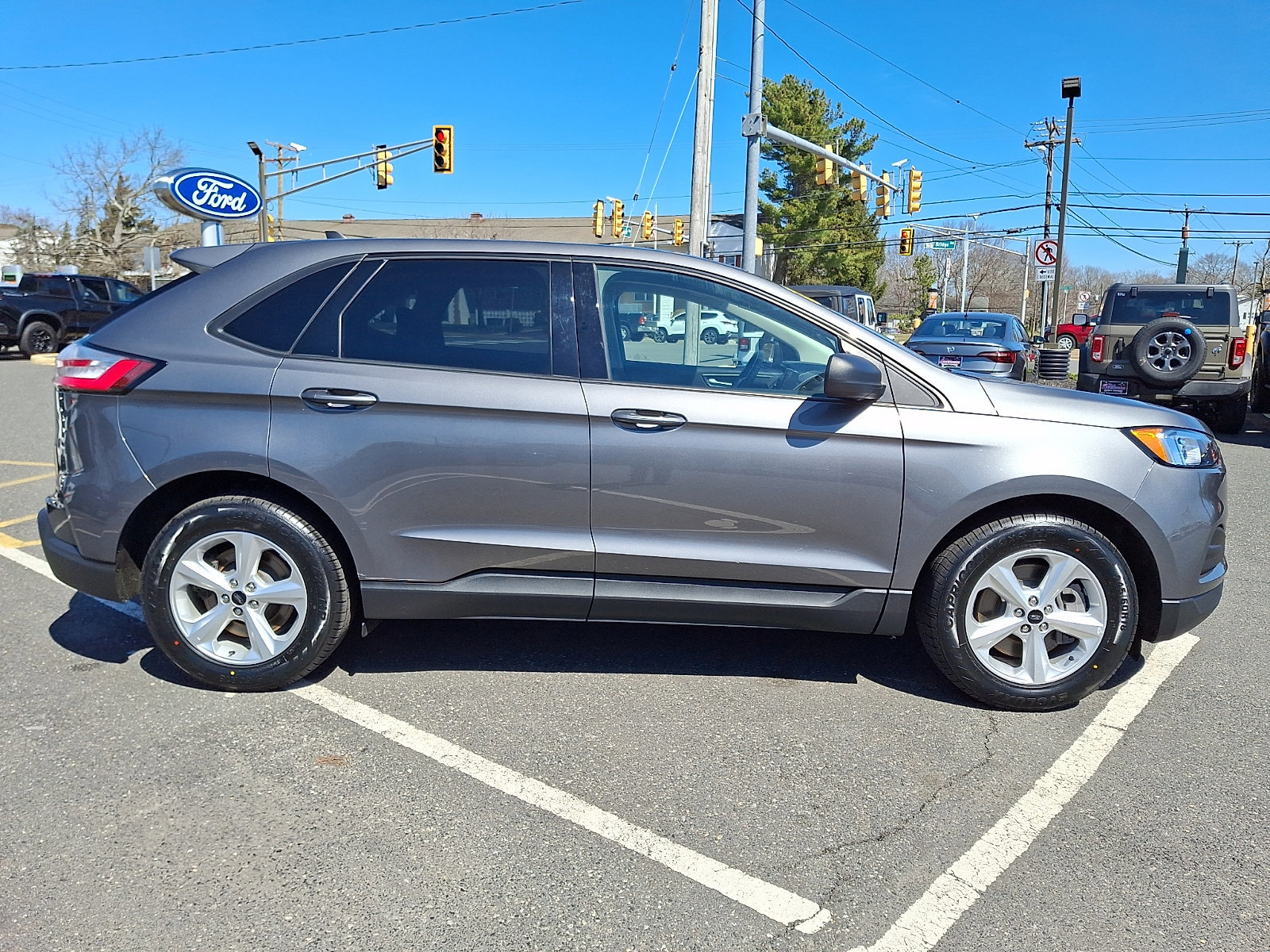 Certified 2023 Ford Edge SE image 3