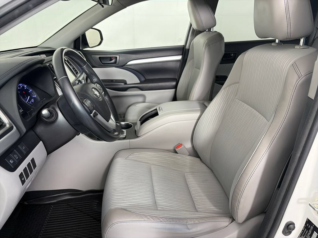 Used 2018 Toyota Highlander Plus w/ Carpet Mat Package (TMS) AWD/4WD image 11
