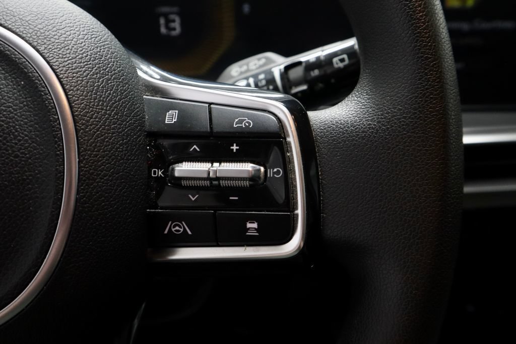Used 2025 Kia Sorento LX FWD image 30