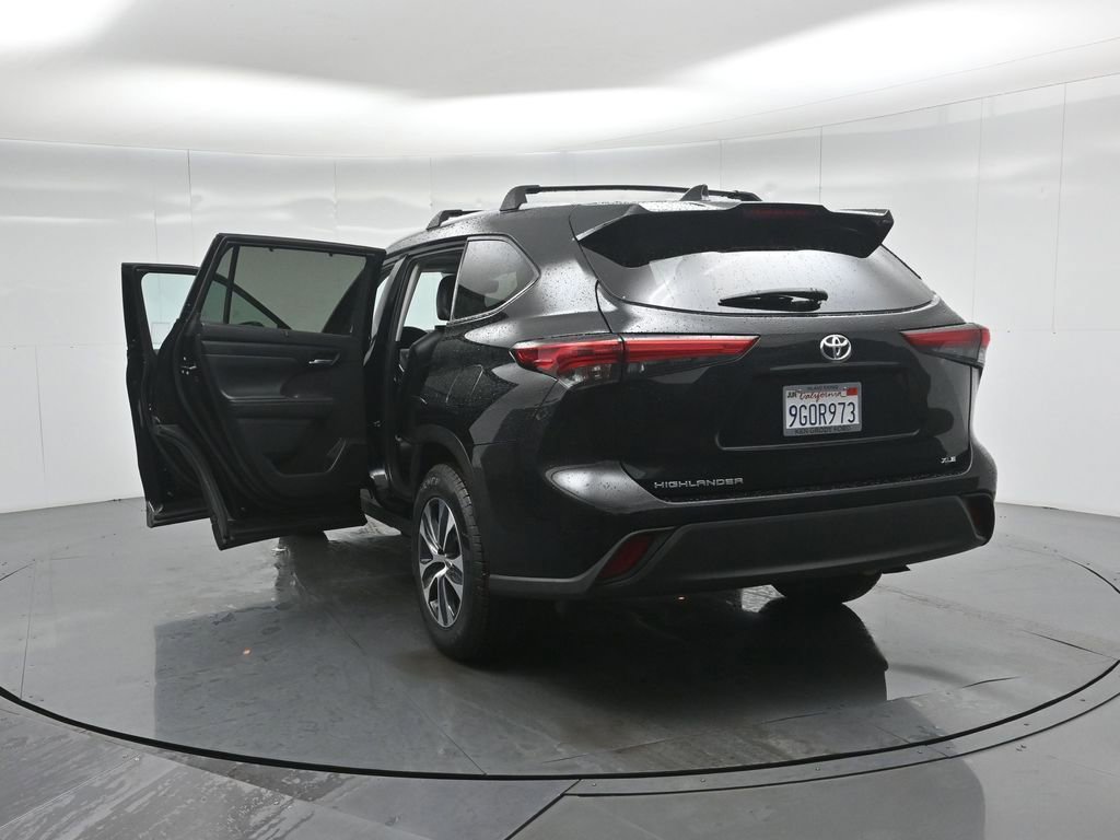 Used 2023 Toyota Highlander XLE image 38