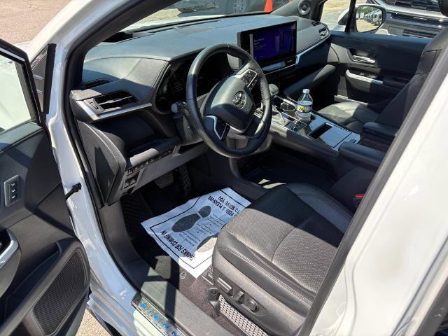 Used 2025 Toyota Sienna Platinum AWD/4WD image 10