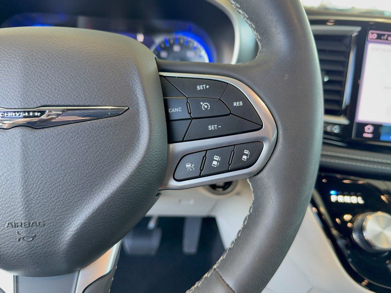 Used 2023 Chrysler Pacifica Touring-L FWD image 19
