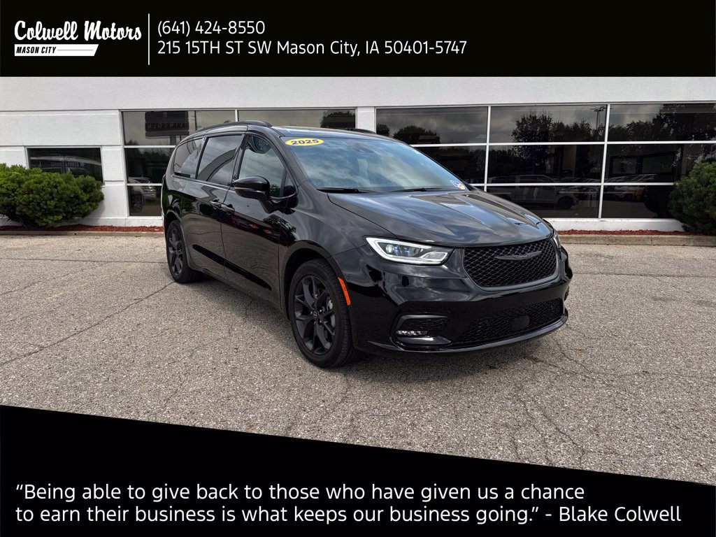 Used 2025 Chrysler Pacifica Limited w/ Trailer Tow Group