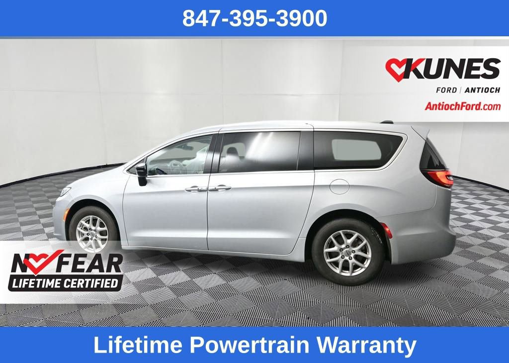 Used 2024 Chrysler Pacifica Touring-L image 5