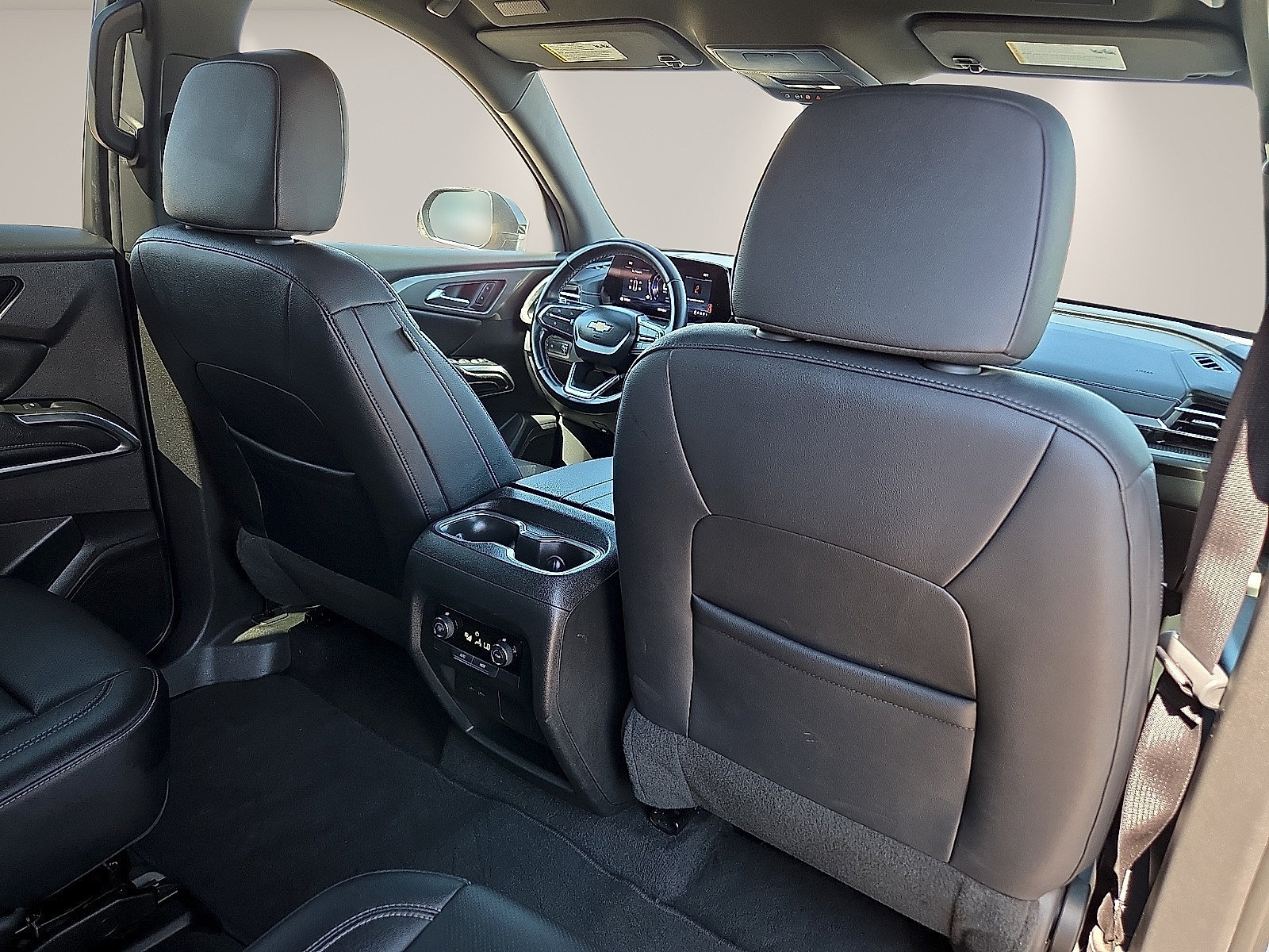 Used 2025 Chevrolet Traverse LT FWD image 11