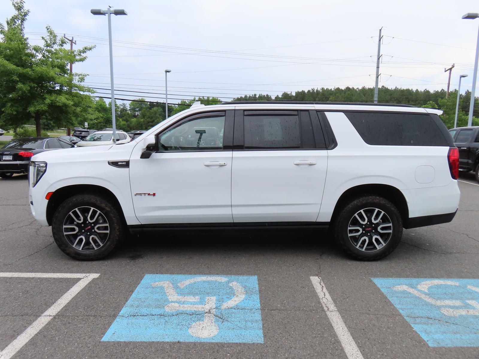 Used 2024 GMC Yukon XL AT4 w/ AT4 Premium Package AWD/4WD image 8