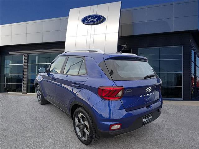 Used 2023 Hyundai Venue SEL image 2
