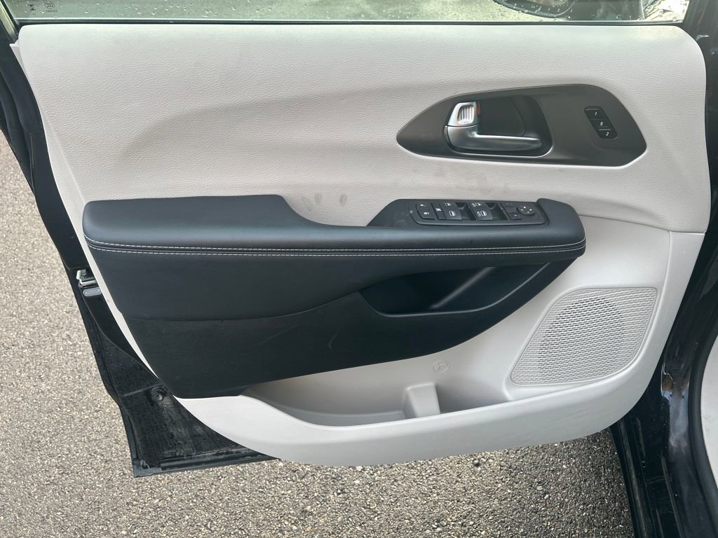 Used 2024 Chrysler Pacifica Touring-L image 20