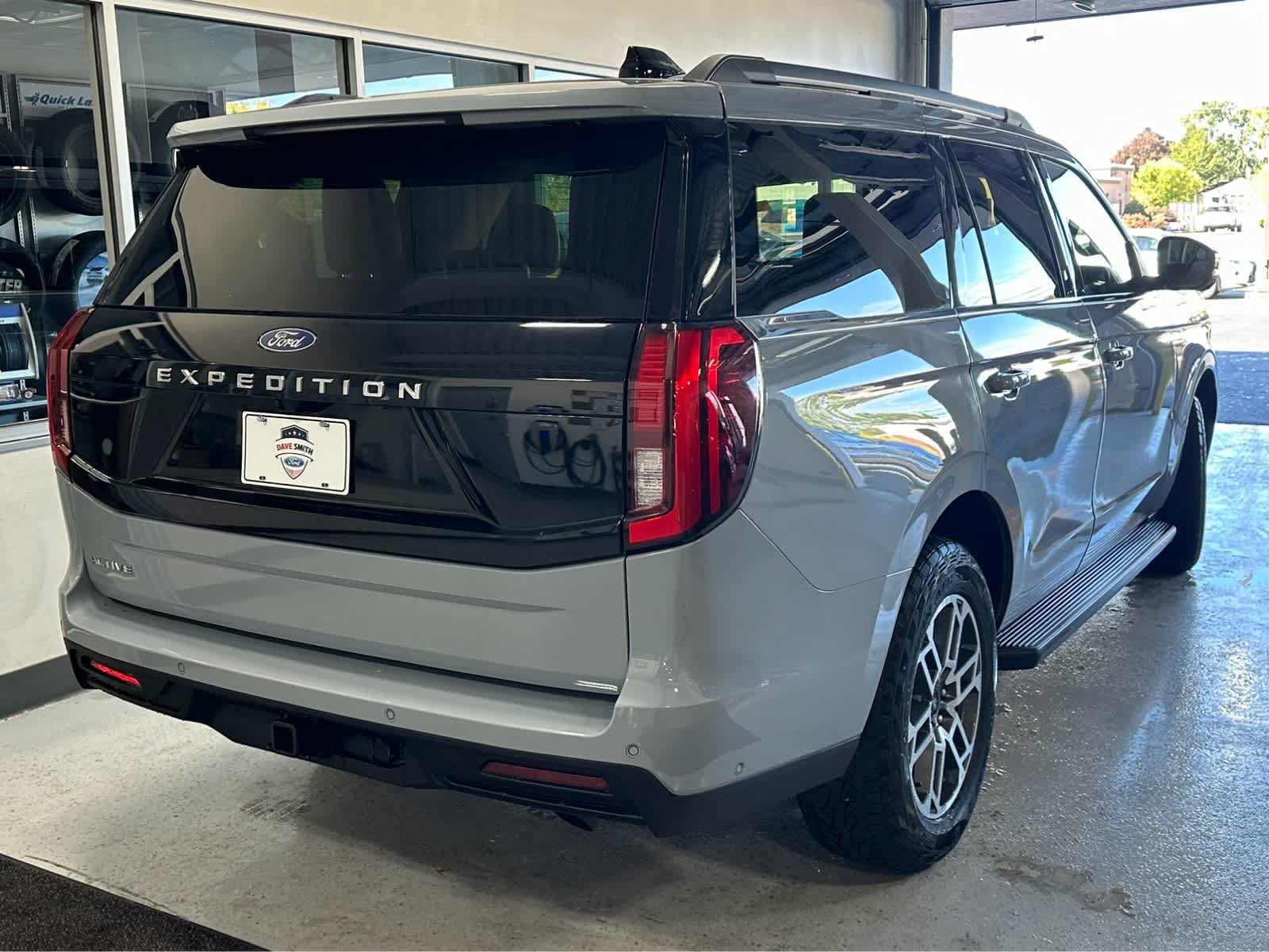 Certified 2025 Ford Expedition Active AWD/4WD image 3