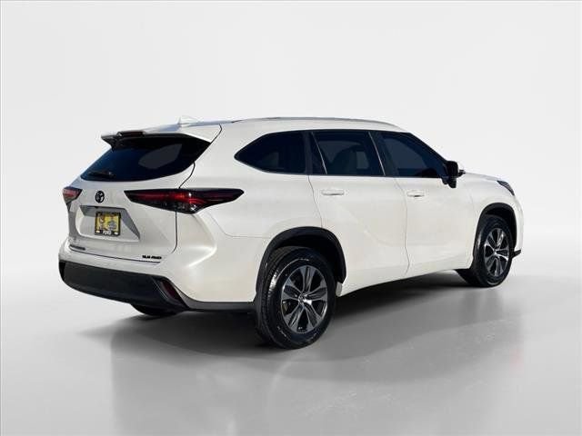 Used 2024 Toyota Highlander XLE image 4