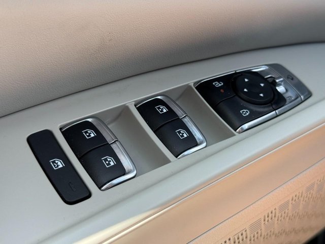 Used 2025 Kia Carnival EX FWD image 25