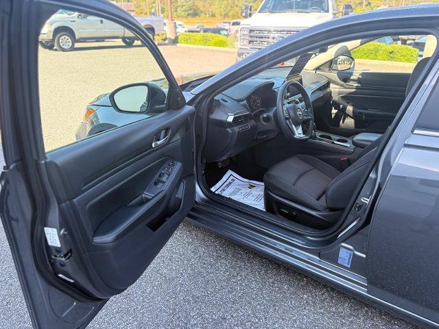 Used 2025 Nissan Altima 2.5 SV FWD image 9