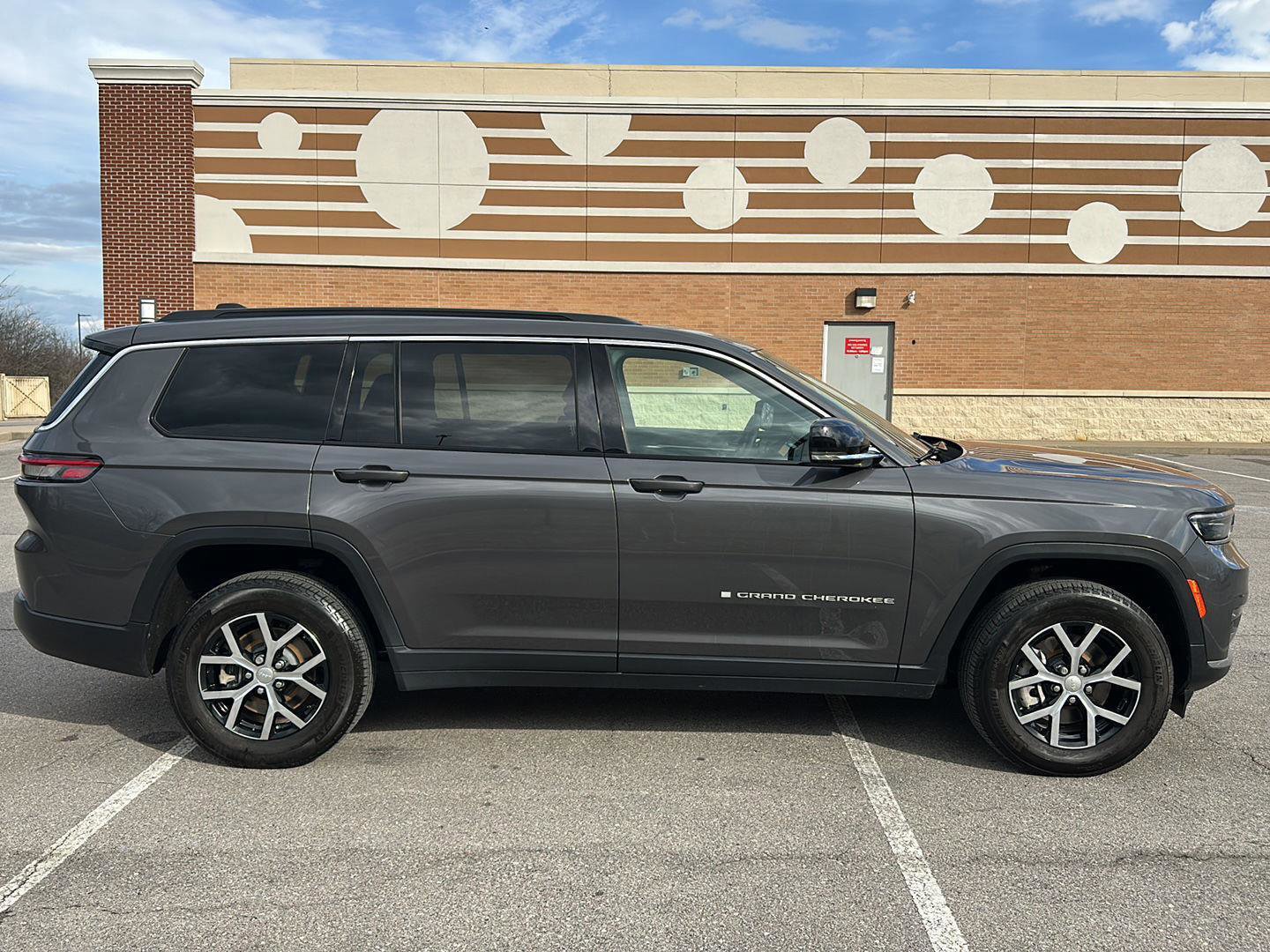 Used 2024 Jeep Grand Cherokee L Limited image 6