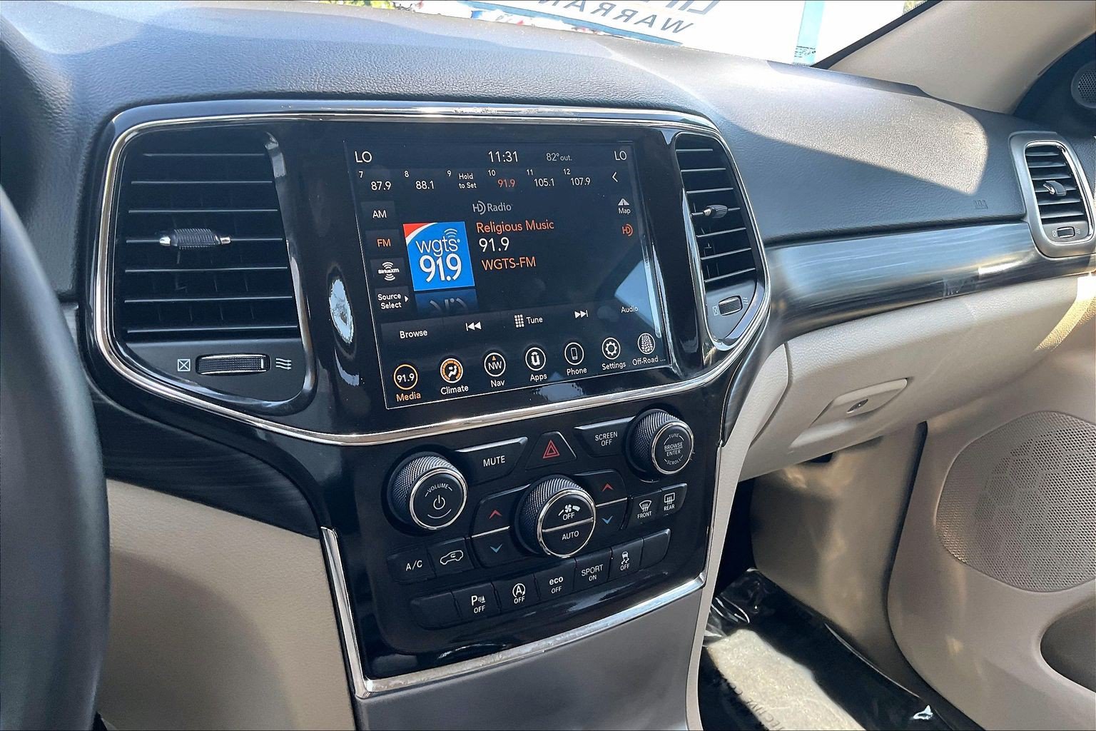 Used 2022 Jeep Grand Cherokee Laredo E AWD/4WD image 6