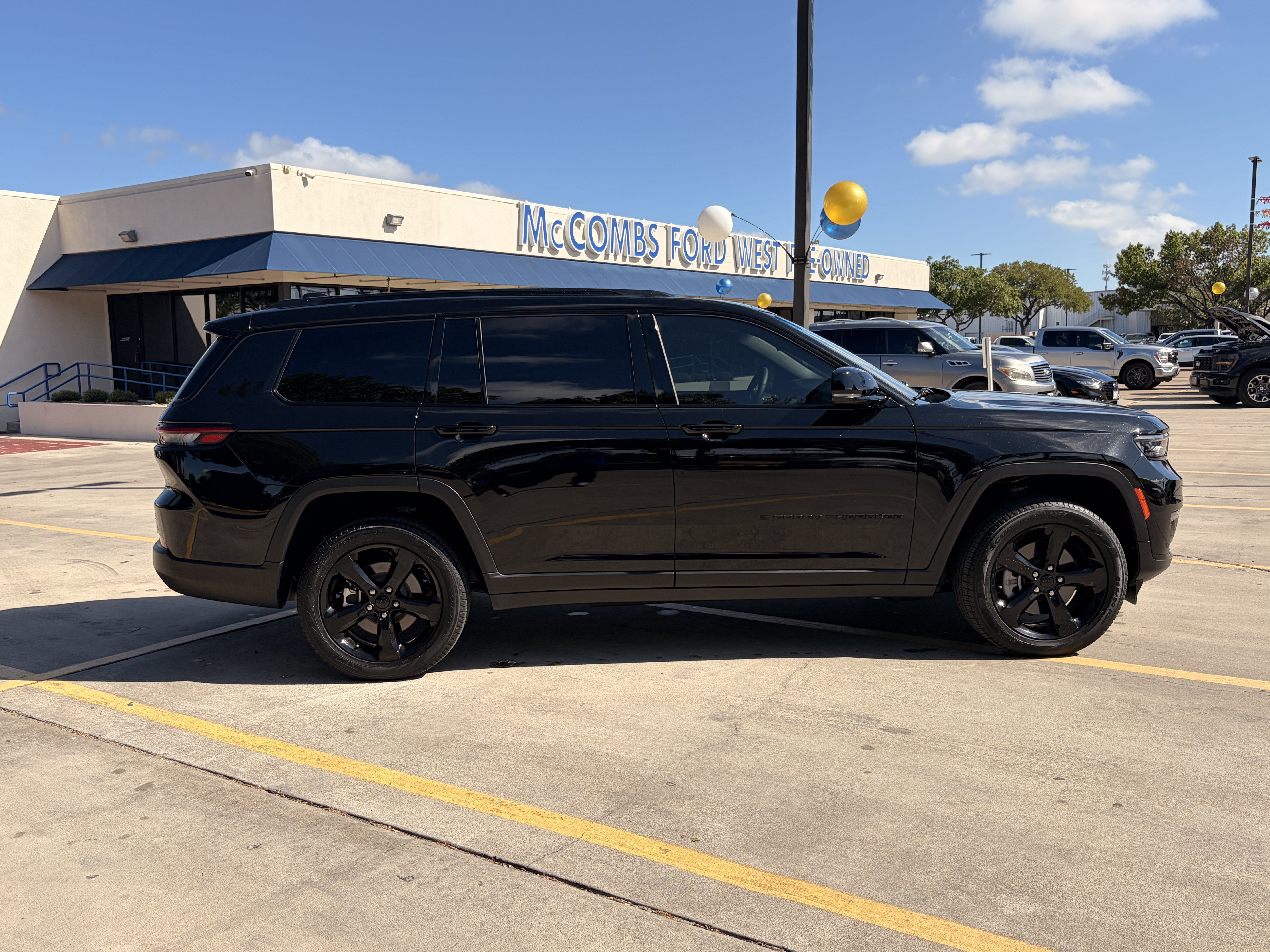 Used 2025 Jeep Grand Cherokee L Limited w/ Black Appearance Package AWD/4WD image 5