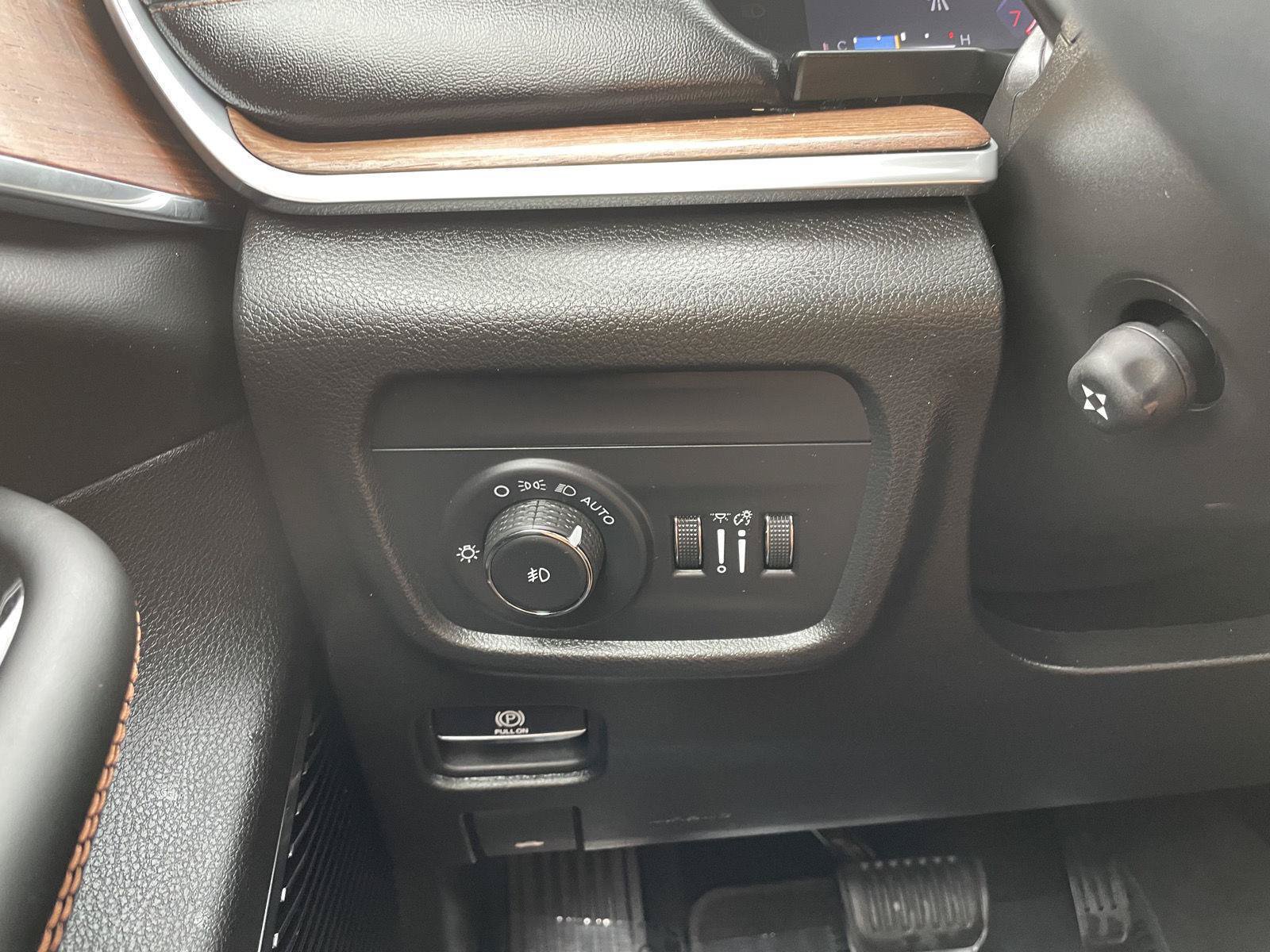 Used 2025 Jeep Grand Cherokee L Summit w/ Advanced Protech Group IV AWD/4WD image 16