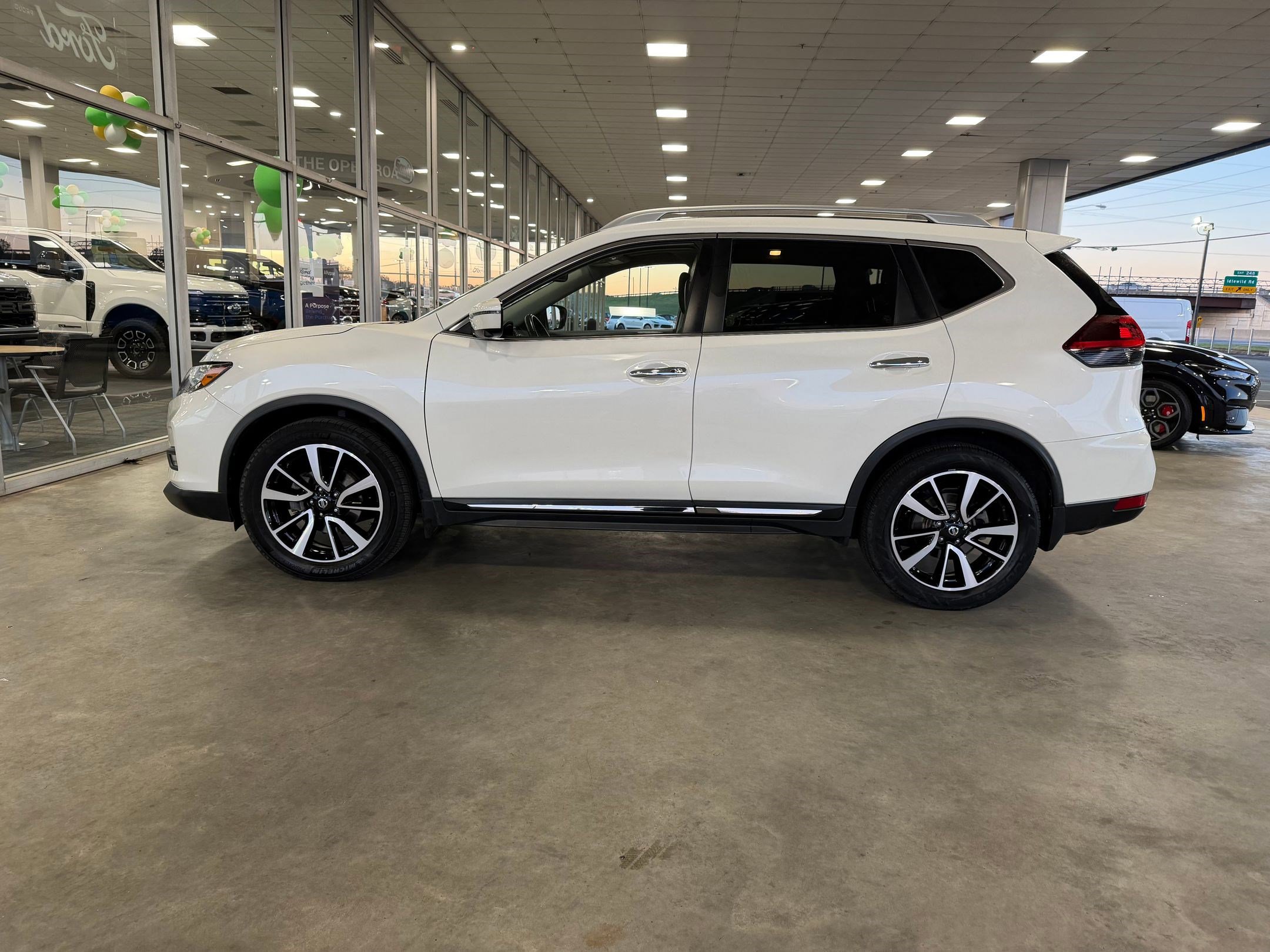 Used 2018 Nissan Rogue SL w/ Premium Package image 2