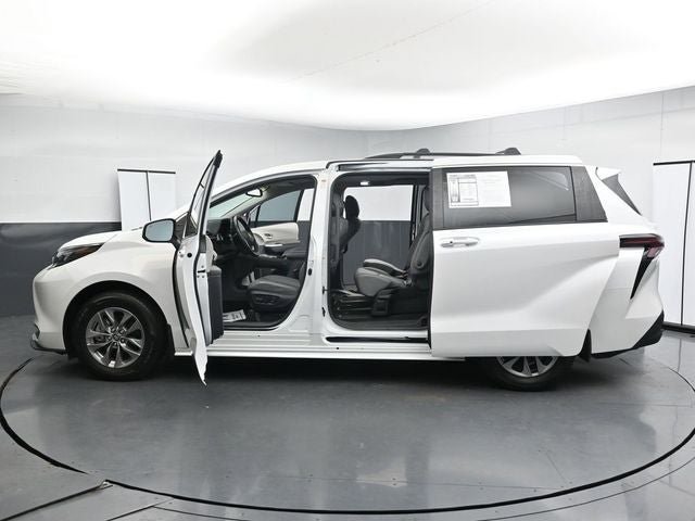 Used 2024 Toyota Sienna XLE FWD image 39