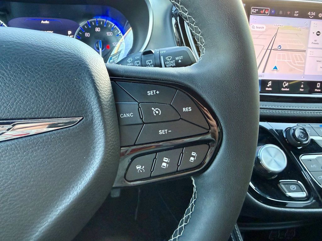 Used 2025 Chrysler Pacifica Limited image 21