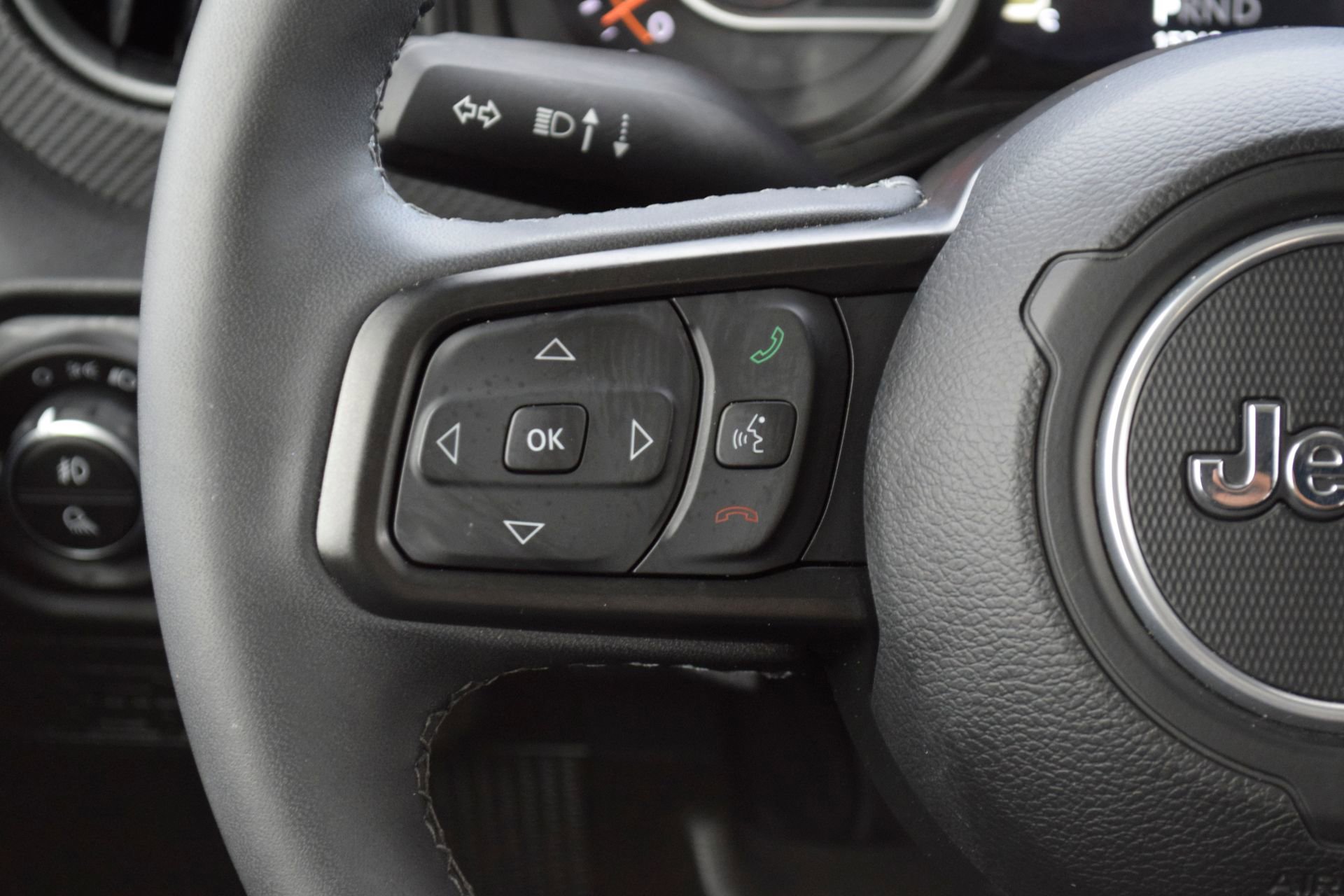 Used 2025 Jeep Gladiator Mojave w/ Convenience Group AWD/4WD image 9