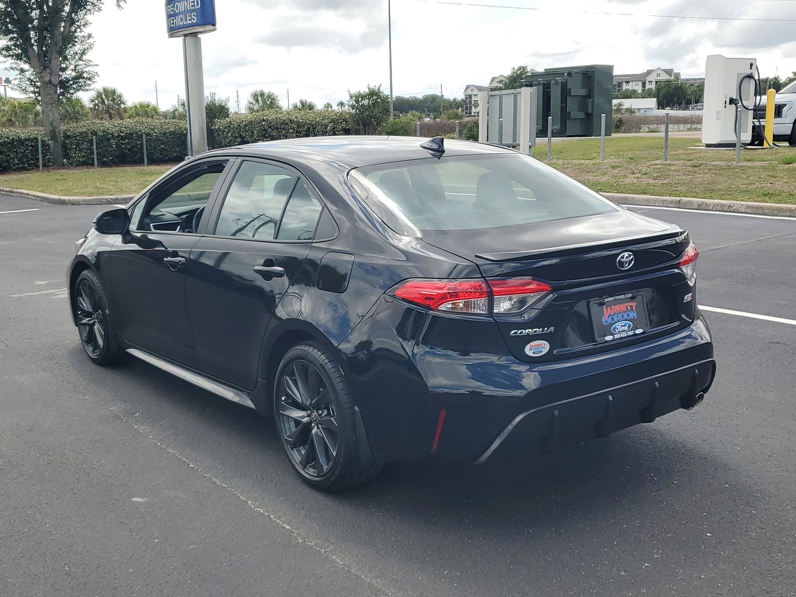 Used 2025 Toyota Corolla SE FWD image 3