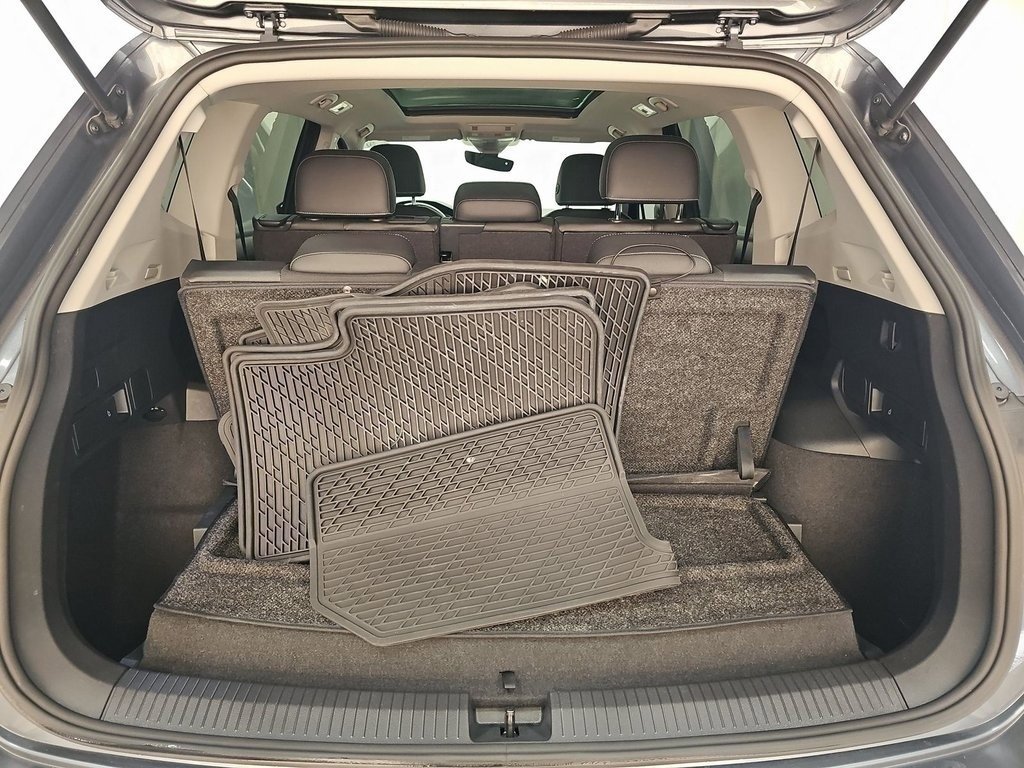 Used 2023 Volkswagen Tiguan SE w/ Panoramic Sunroof Package image 7