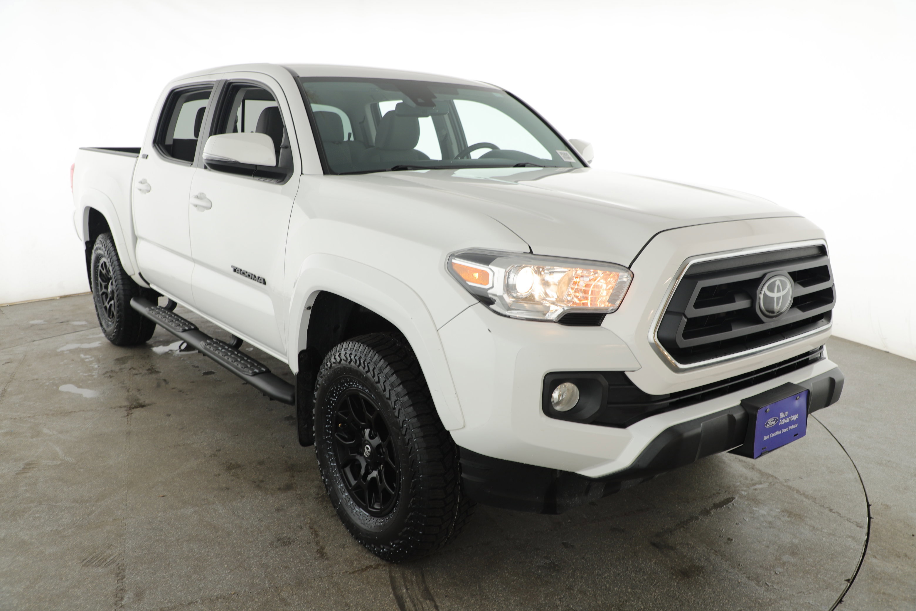 Used 2022 Toyota Tacoma SR5 w/ Technology Package image 3