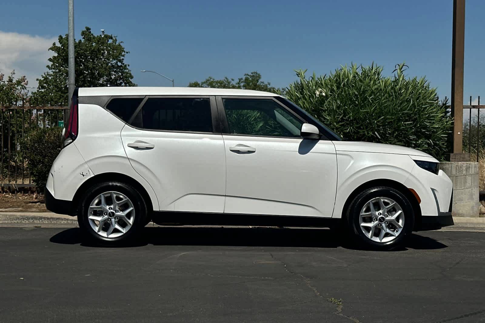 Used 2023 Kia Soul LX w/ LX Technology Package FWD image 9