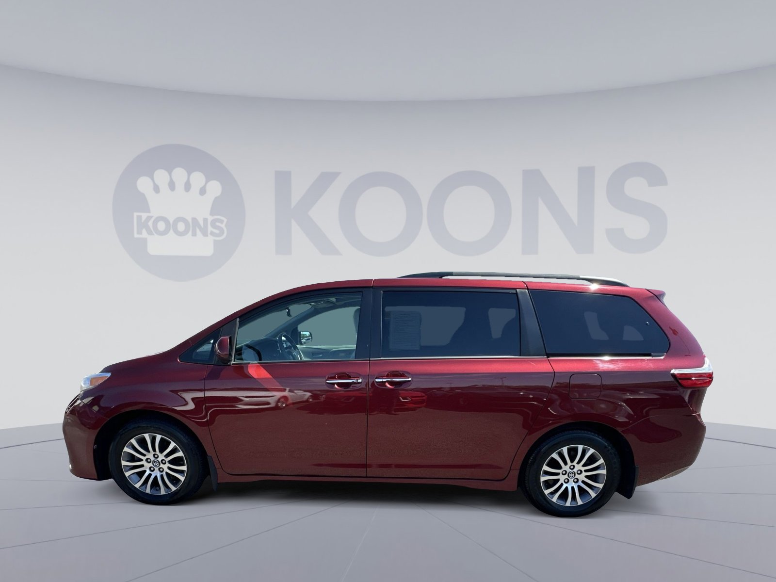 Used 2018 Toyota Sienna XLE w/ XLE Navigation Package FWD image 13
