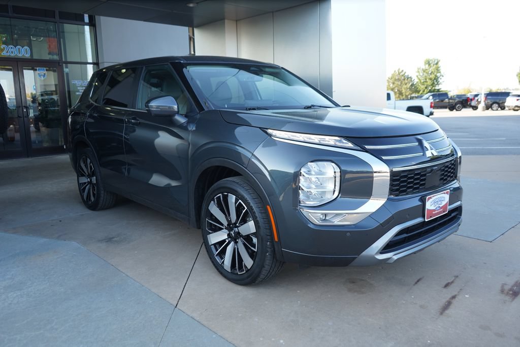 Used 2025 Mitsubishi Outlander SE FWD image 3