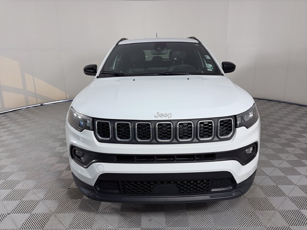 Used 2024 Jeep Compass Latitude AWD/4WD image 2